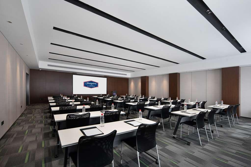 Hampton By Hilton South Railway Station 4*